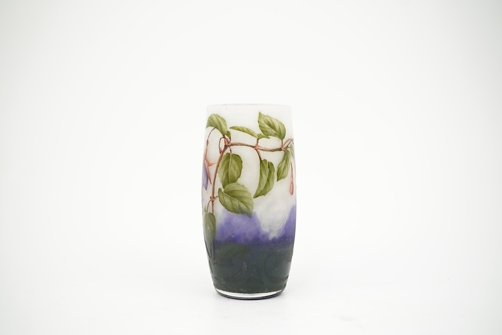 Daum, Nancy: A ’Fuschia’ cameo vase